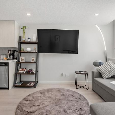 Апартаменти Cozy Rockland Park Unit+Parking Калґарі Екстер'єр фото
