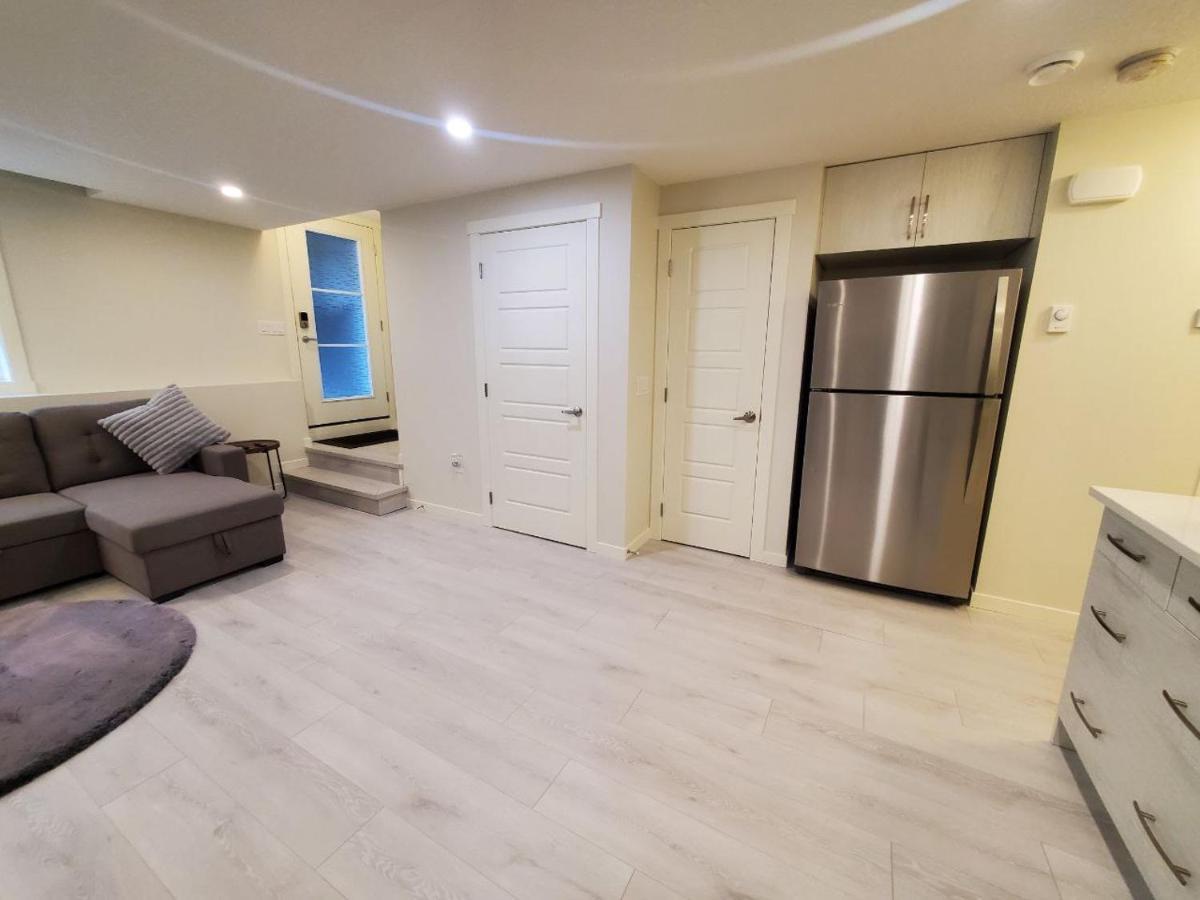 Апартаменти Cozy Rockland Park Unit+Parking Калґарі Екстер'єр фото