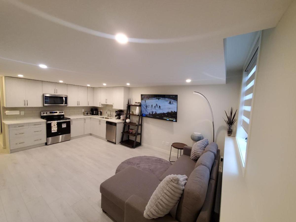 Апартаменти Cozy Rockland Park Unit+Parking Калґарі Екстер'єр фото
