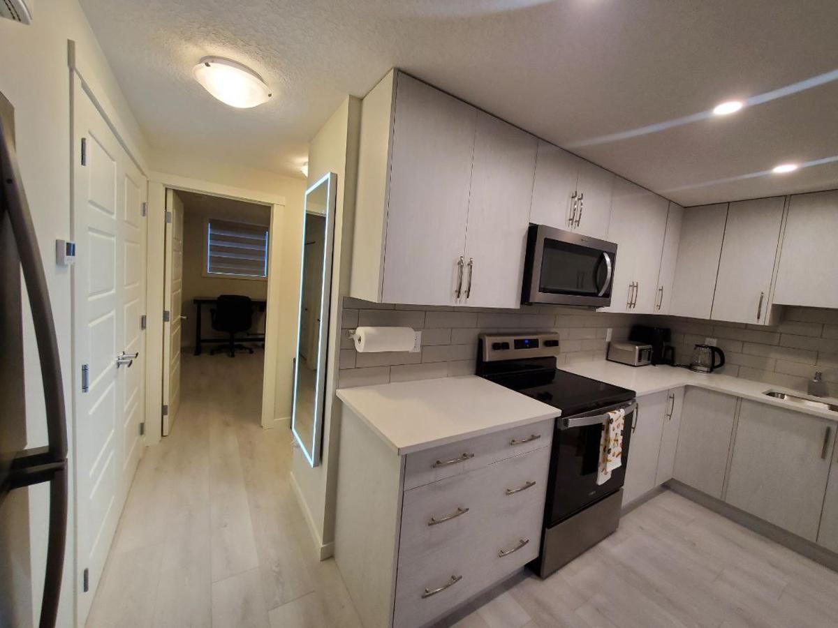 Апартаменти Cozy Rockland Park Unit+Parking Калґарі Екстер'єр фото