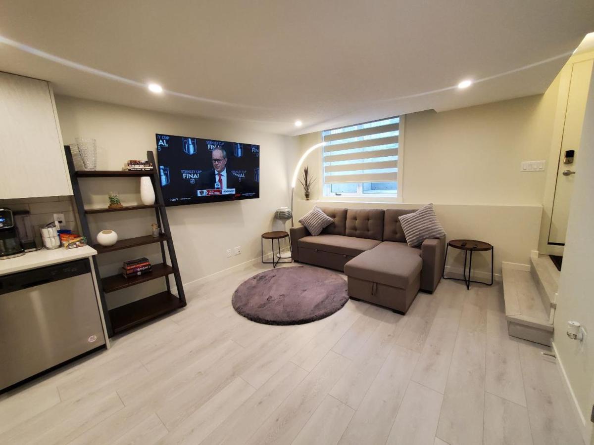 Апартаменти Cozy Rockland Park Unit+Parking Калґарі Екстер'єр фото