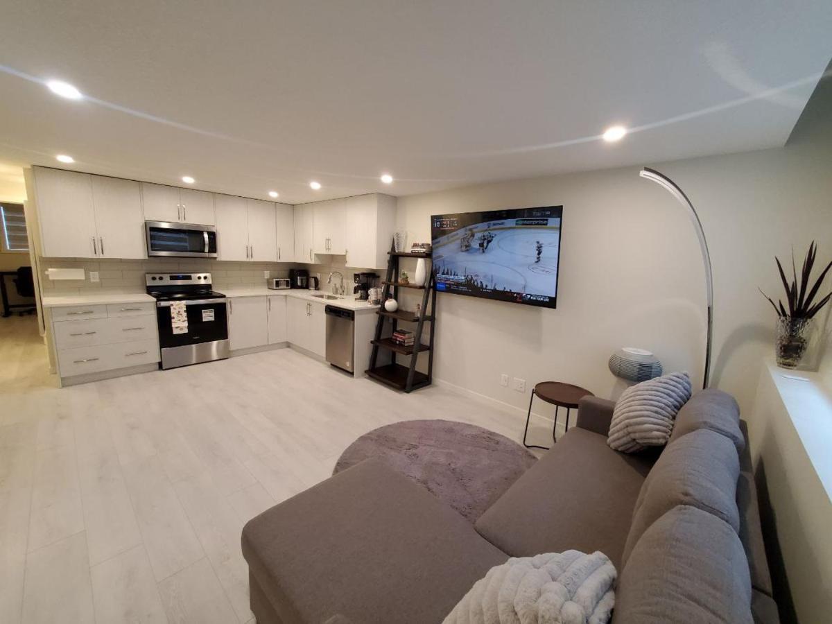 Апартаменти Cozy Rockland Park Unit+Parking Калґарі Екстер'єр фото