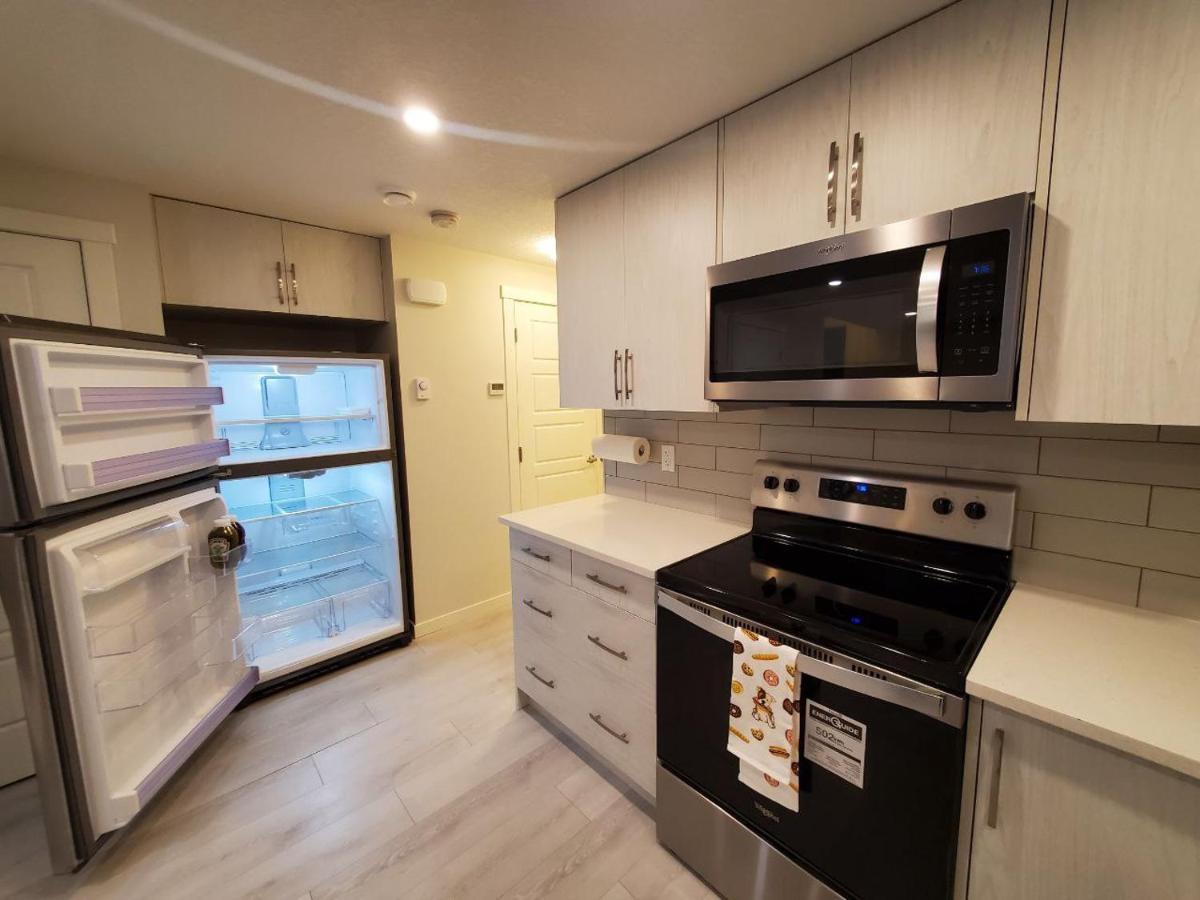 Апартаменти Cozy Rockland Park Unit+Parking Калґарі Екстер'єр фото
