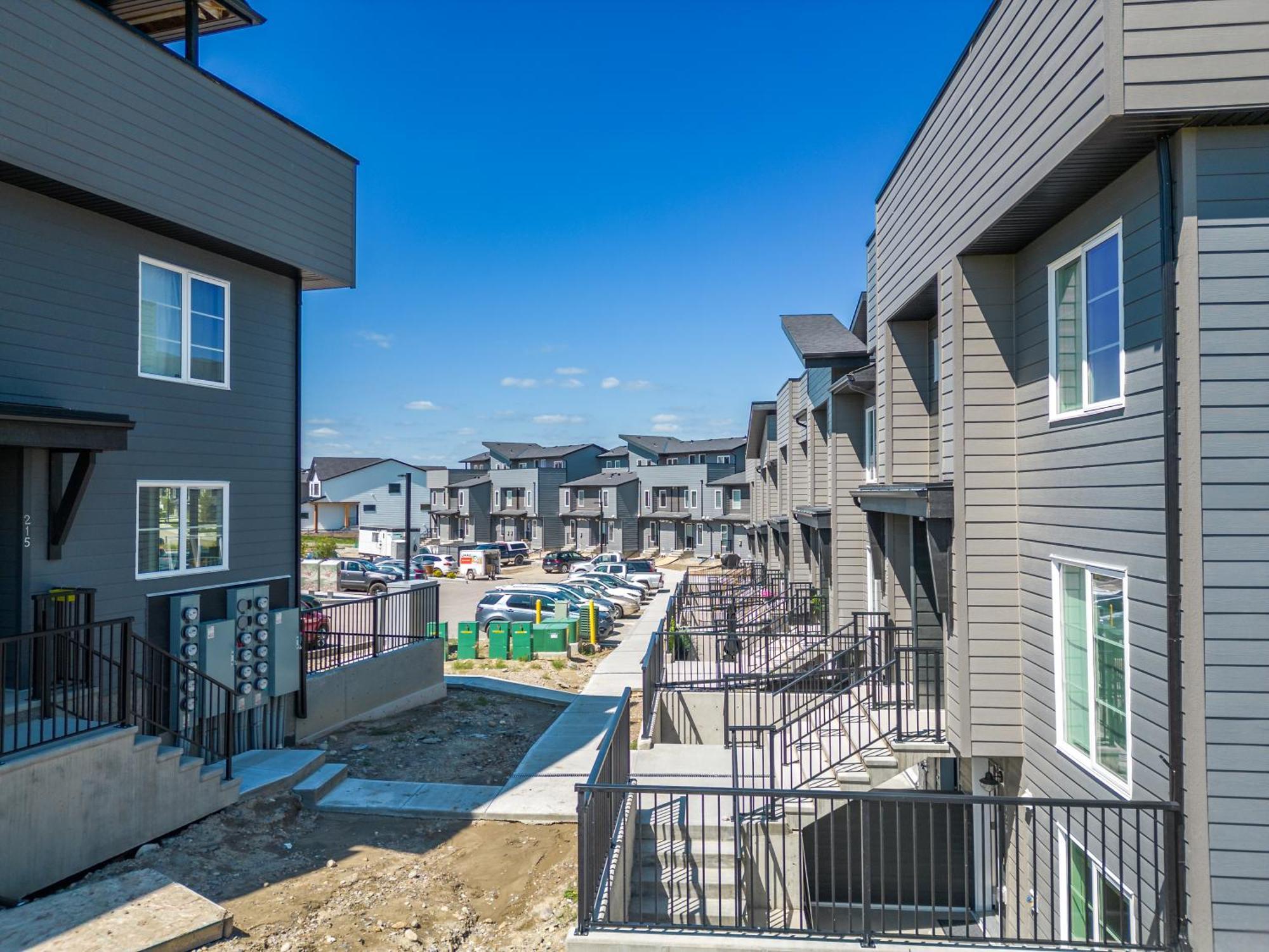 Апартаменти Cozy Rockland Park Unit+Parking Калґарі Екстер'єр фото