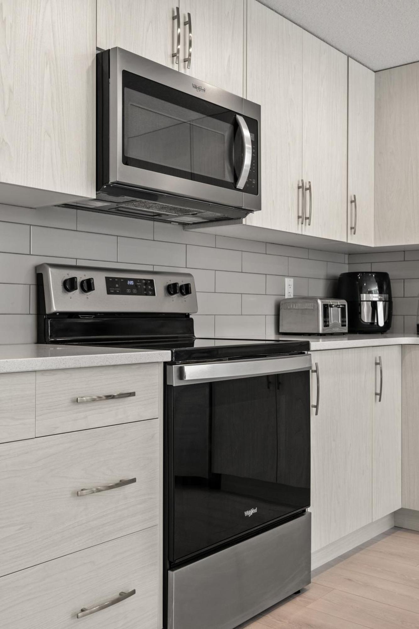 Апартаменти Cozy Rockland Park Unit+Parking Калґарі Екстер'єр фото