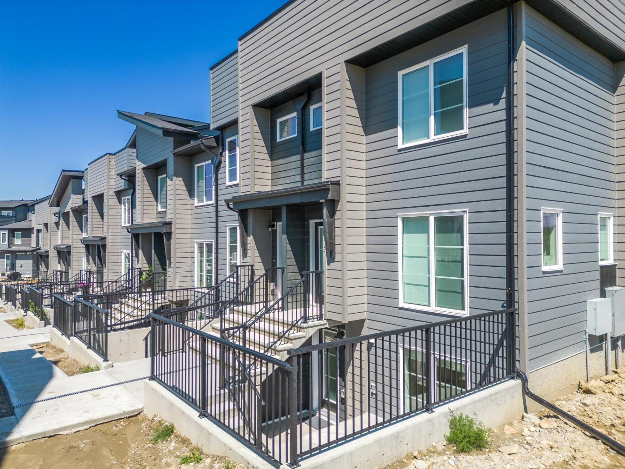 Апартаменти Cozy Rockland Park Unit+Parking Калґарі Екстер'єр фото