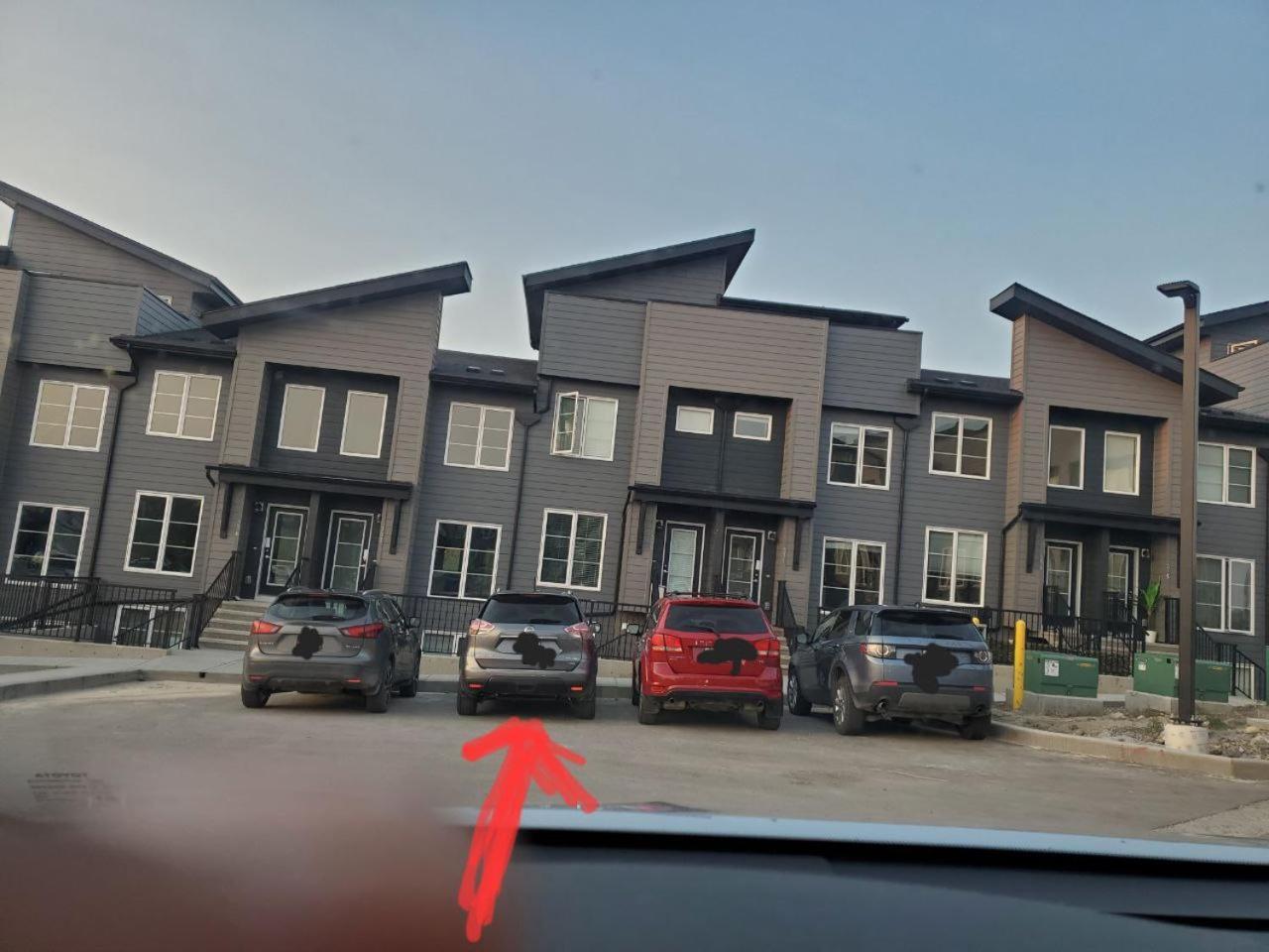 Апартаменти Cozy Rockland Park Unit+Parking Калґарі Екстер'єр фото